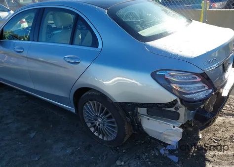 2015 Mercedes-Benz C 300 Luxury 4Matic из США, поврежденный, VIN 55SWF4KB3FU087920